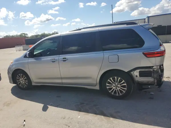5TDYZ3DC4JS944719 2018 TOYOTA SIENNA - Image 2