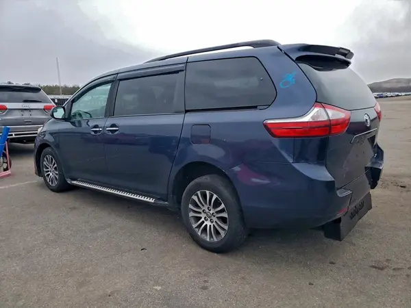 5TDYZ3DC4JS950343 2018 TOYOTA SIENNA - Image 2