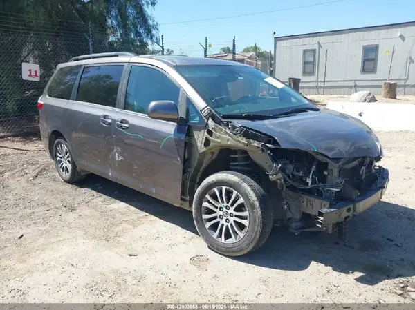 5TDYZ3DC4JS953081 2018 TOYOTA SIENNA - Image 1