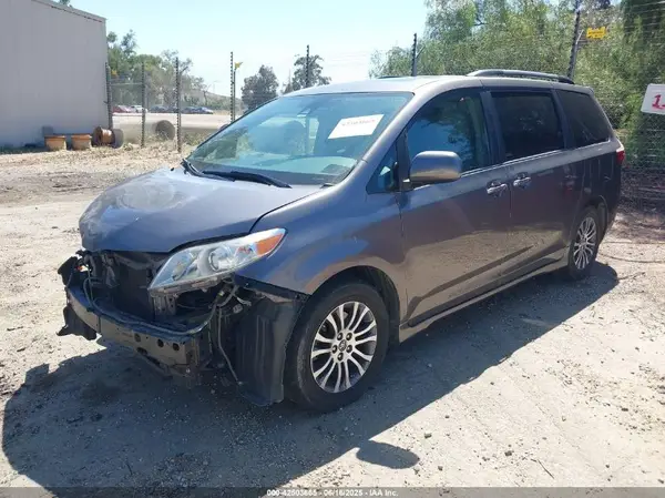 5TDYZ3DC4JS953081 2018 TOYOTA SIENNA - Image 2
