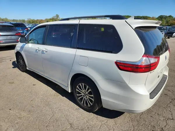 5TDYZ3DC4JS954246 2018 TOYOTA SIENNA - Image 2