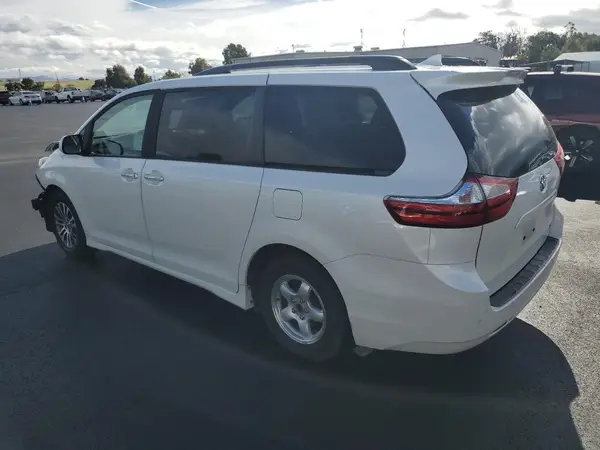 5TDYZ3DC4JS955395 2018 TOYOTA SIENNA - Image 2