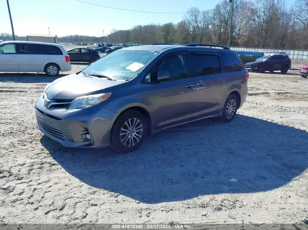 5TDYZ3DC4JS958698 2018 TOYOTA SIENNA - Image 2