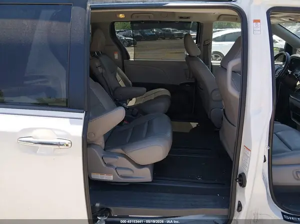 5TDYZ3DC4JS959687 2018 TOYOTA SIENNA - Image 8