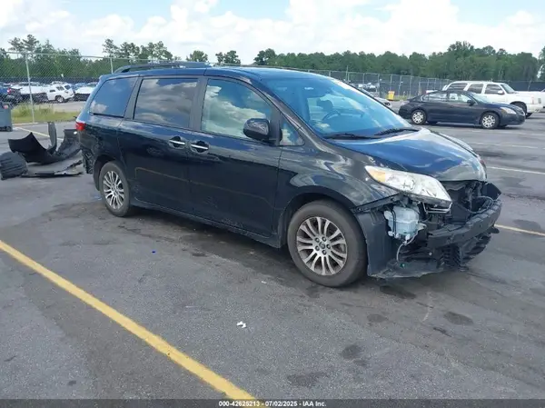 5TDYZ3DC4JS962153 2018 TOYOTA SIENNA - Image 1