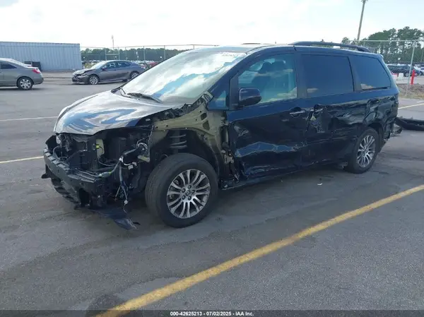 5TDYZ3DC4JS962153 2018 TOYOTA SIENNA - Image 2