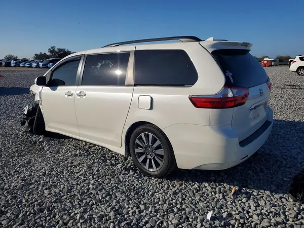 5TDYZ3DC4JS962203 2018 TOYOTA SIENNA - Image 2