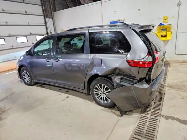 5TDYZ3DC4JS962685 2018 TOYOTA SIENNA - Image 2