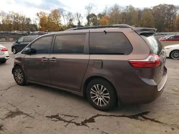 5TDYZ3DC4JS963349 2018 TOYOTA SIENNA - Image 2