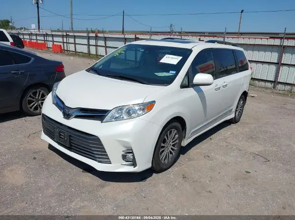 5TDYZ3DC4KS008620 2019 TOYOTA SIENNA - Image 2