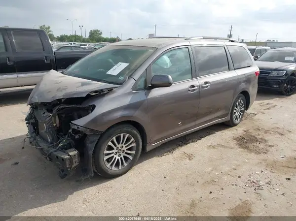 5TDYZ3DC4KS015406 2019 TOYOTA SIENNA - Image 2