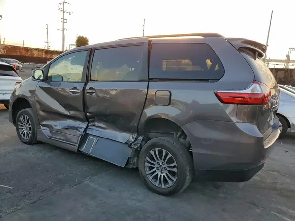 5TDYZ3DC4KS017088 2019 TOYOTA SIENNA - Image 2