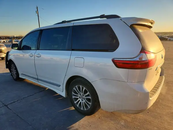 5TDYZ3DC4KS017849 2019 TOYOTA SIENNA - Image 2