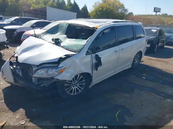 5TDYZ3DC4KS967130 2019 TOYOTA SIENNA - Image 2
