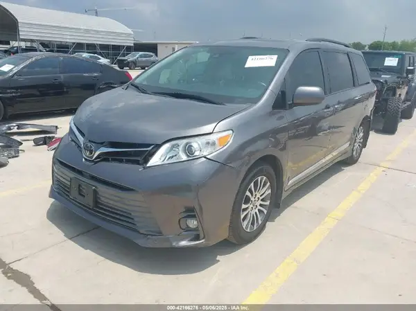 5TDYZ3DC4KS970576 2019 TOYOTA SIENNA - Image 2