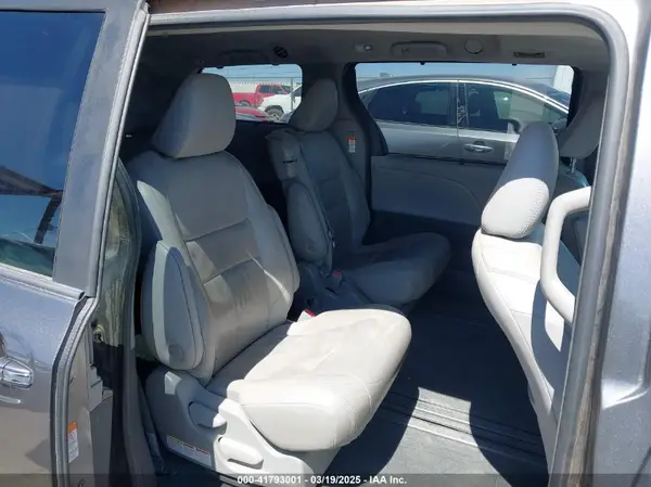 5TDYZ3DC4KS980041 2019 TOYOTA SIENNA - Image 8