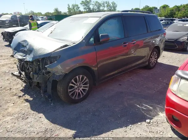 5TDYZ3DC4KS984042 2019 TOYOTA SIENNA - Image 2
