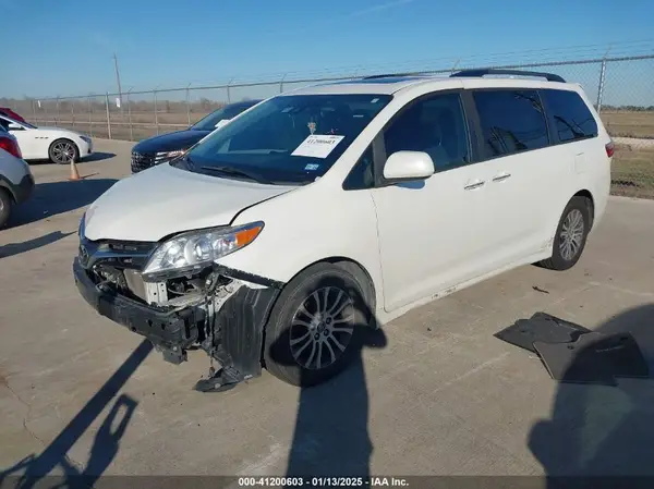 5TDYZ3DC4KS986437 2019 TOYOTA SIENNA - Image 2