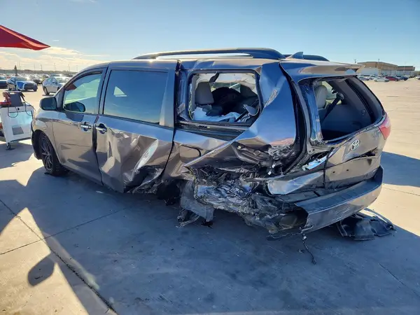 5TDYZ3DC4KS989144 2019 TOYOTA SIENNA - Image 2