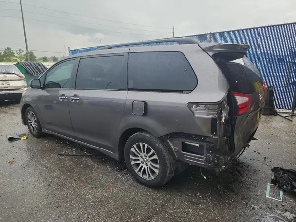5TDYZ3DC4KS997860 2019 TOYOTA SIENNA - Image 2