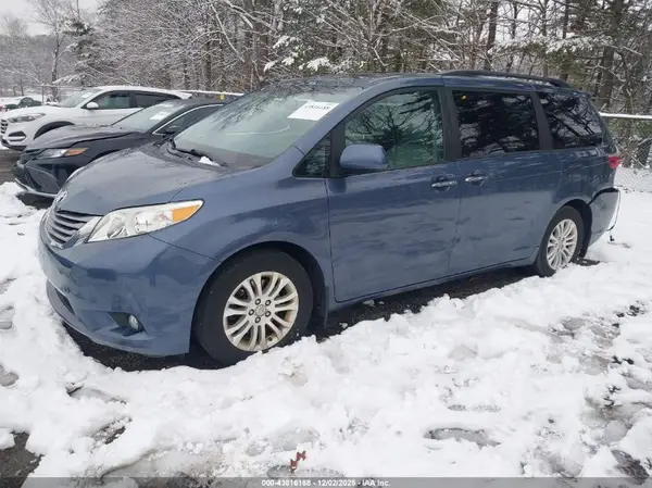 5TDYZ3DC5HS767673 2017 TOYOTA SIENNA - Image 2