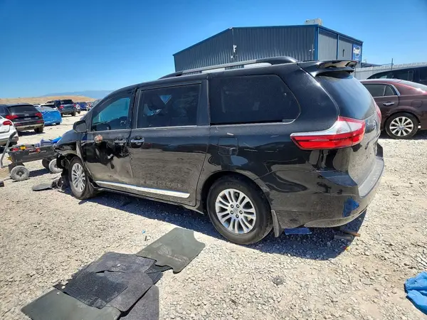 5TDYZ3DC5HS768192 2017 TOYOTA SIENNA - Image 2