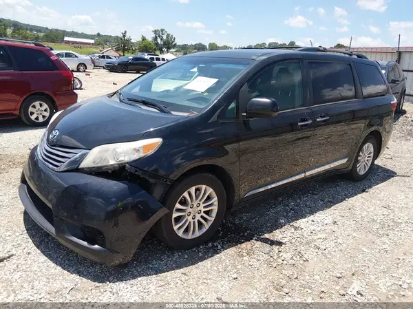 5TDYZ3DC5HS770783 2017 TOYOTA SIENNA - Image 2