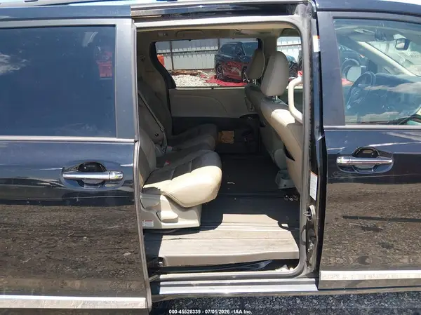 5TDYZ3DC5HS770783 2017 TOYOTA SIENNA - Image 8