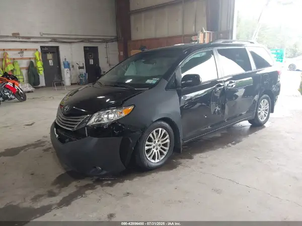 5TDYZ3DC5HS774719 2017 TOYOTA SIENNA - Image 2