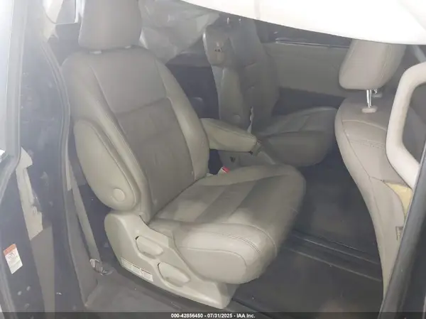 5TDYZ3DC5HS774719 2017 TOYOTA SIENNA - Image 8