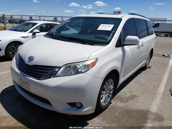 5TDYZ3DC5HS775286 2017 TOYOTA SIENNA - Image 2