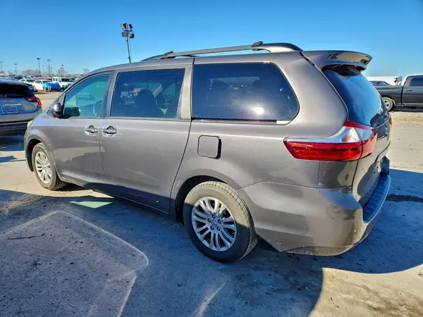 5TDYZ3DC5HS776907 2017 TOYOTA SIENNA - Image 2
