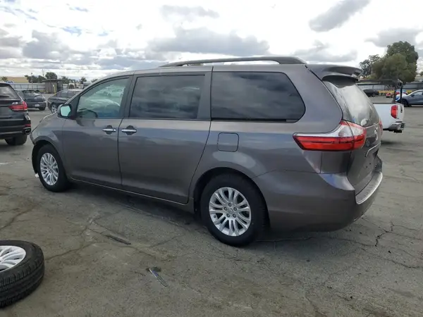 5TDYZ3DC5HS780794 2017 TOYOTA SIENNA - Image 2