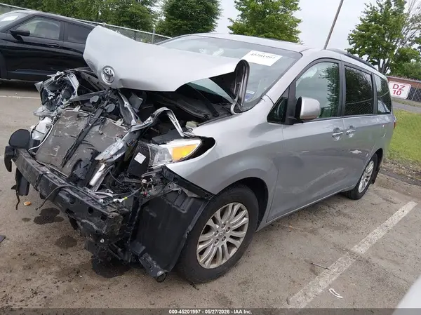 5TDYZ3DC5HS782982 2017 TOYOTA SIENNA - Image 2