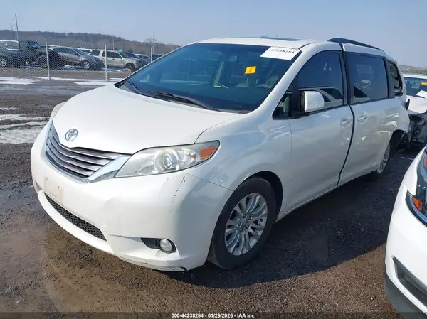5TDYZ3DC5HS787714 2017 TOYOTA SIENNA - Image 2