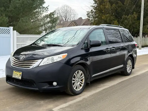 5TDYZ3DC5HS788846 2017 TOYOTA SIENNA - Image 2