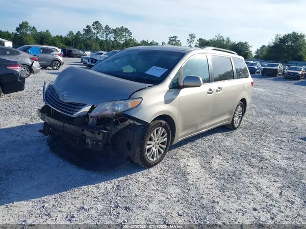 5TDYZ3DC5HS789964 2017 TOYOTA SIENNA - Image 2