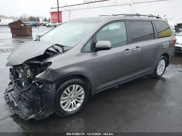 5TDYZ3DC5HS790709 2017 TOYOTA SIENNA - Image 2