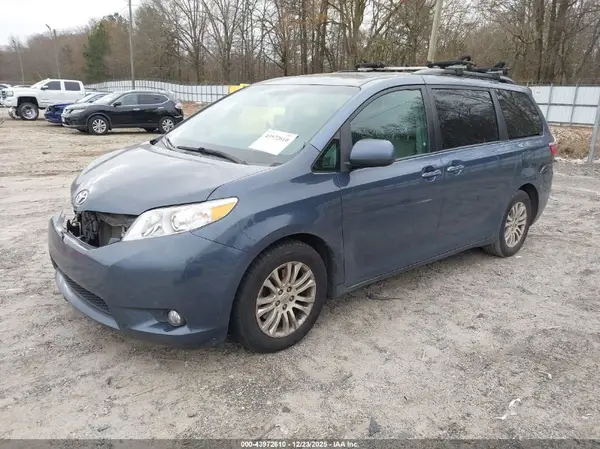 5TDYZ3DC5HS793738 2017 TOYOTA SIENNA - Image 2