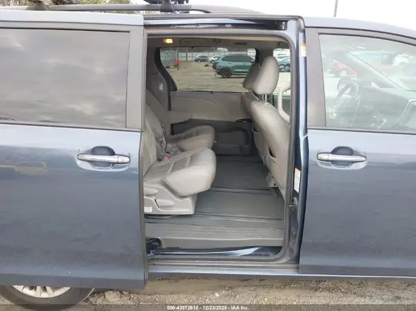 5TDYZ3DC5HS793738 2017 TOYOTA SIENNA - Image 8