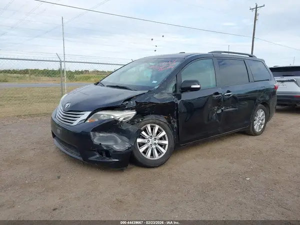 5TDYZ3DC5HS793819 2017 TOYOTA SIENNA - Image 2