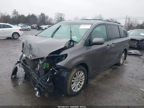 5TDYZ3DC5HS793965 2017 TOYOTA SIENNA - Image 2