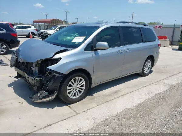 5TDYZ3DC5HS797532 2017 TOYOTA SIENNA - Image 2