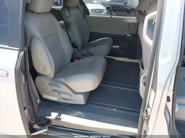 5TDYZ3DC5HS797532 2017 TOYOTA SIENNA - Image 8