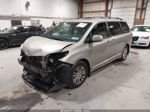 5TDYZ3DC5HS797627 2017 TOYOTA SIENNA - Image 2