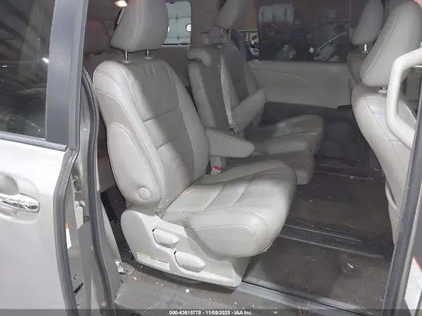 5TDYZ3DC5HS797627 2017 TOYOTA SIENNA - Image 8