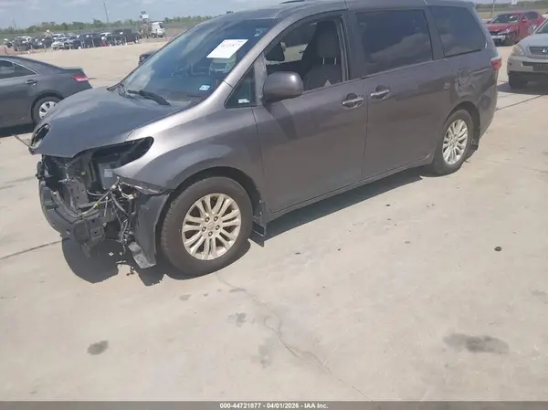 5TDYZ3DC5HS799040 2017 TOYOTA SIENNA - Image 2