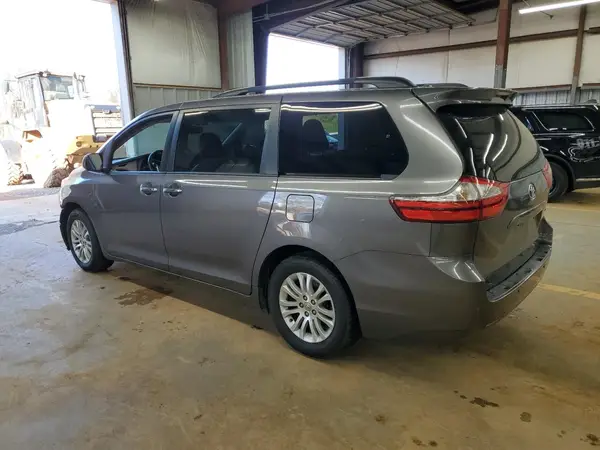 5TDYZ3DC5HS800560 2017 TOYOTA SIENNA - Image 2
