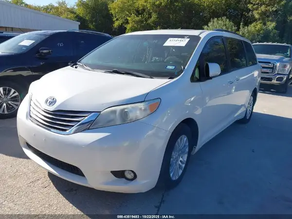 5TDYZ3DC5HS802812 2017 TOYOTA SIENNA - Image 2
