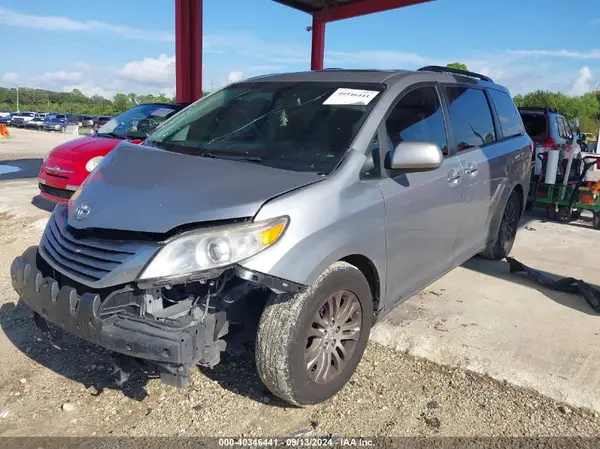 5TDYZ3DC5HS803314 2017 TOYOTA SIENNA - Image 2